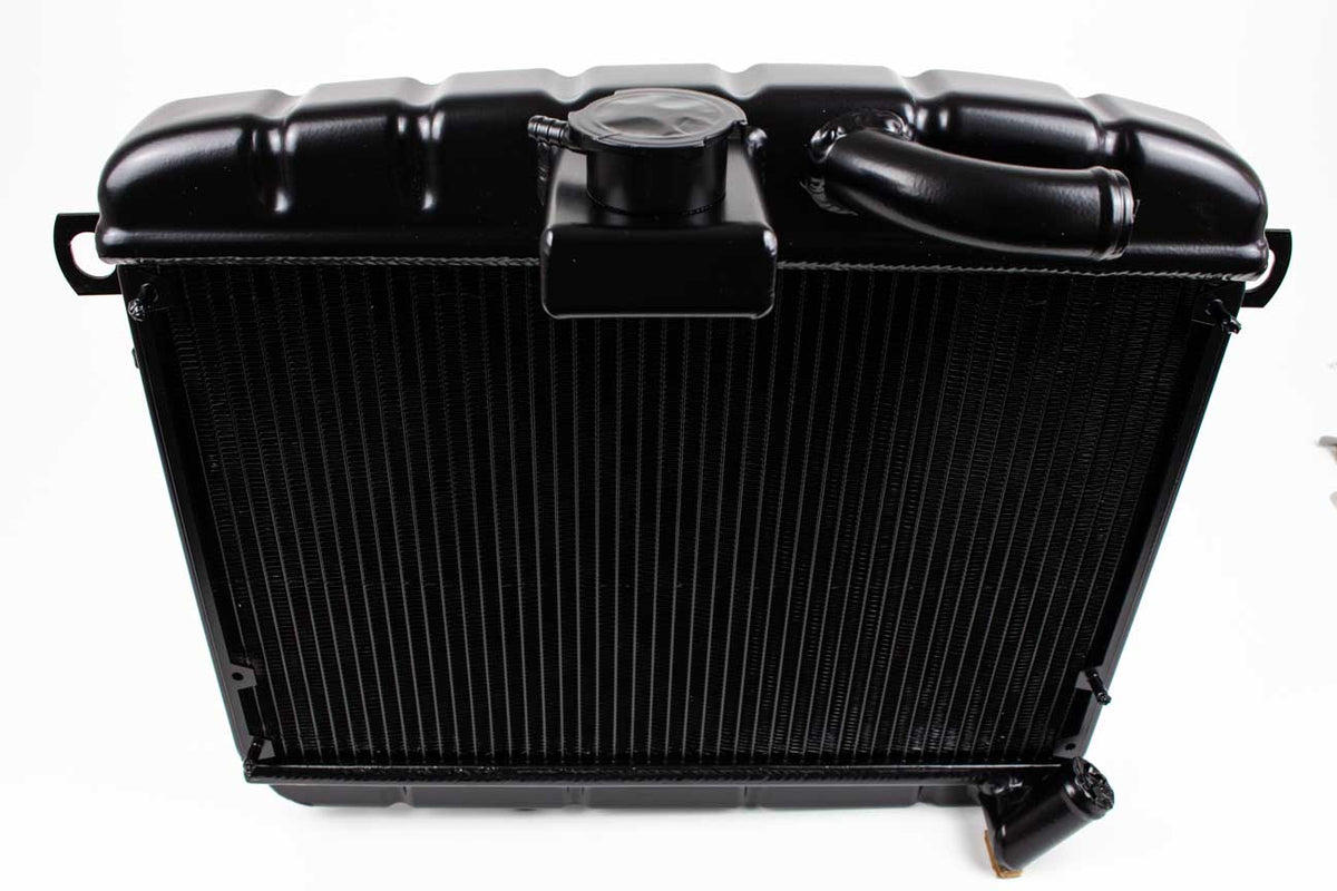 Alfamaster Aluminium-Hochleistungskühler Alfa Romeo Spider Fastback / Rundheck Typ 105, schwarz ohne SPAL-Lüfter – Produktansicht 3