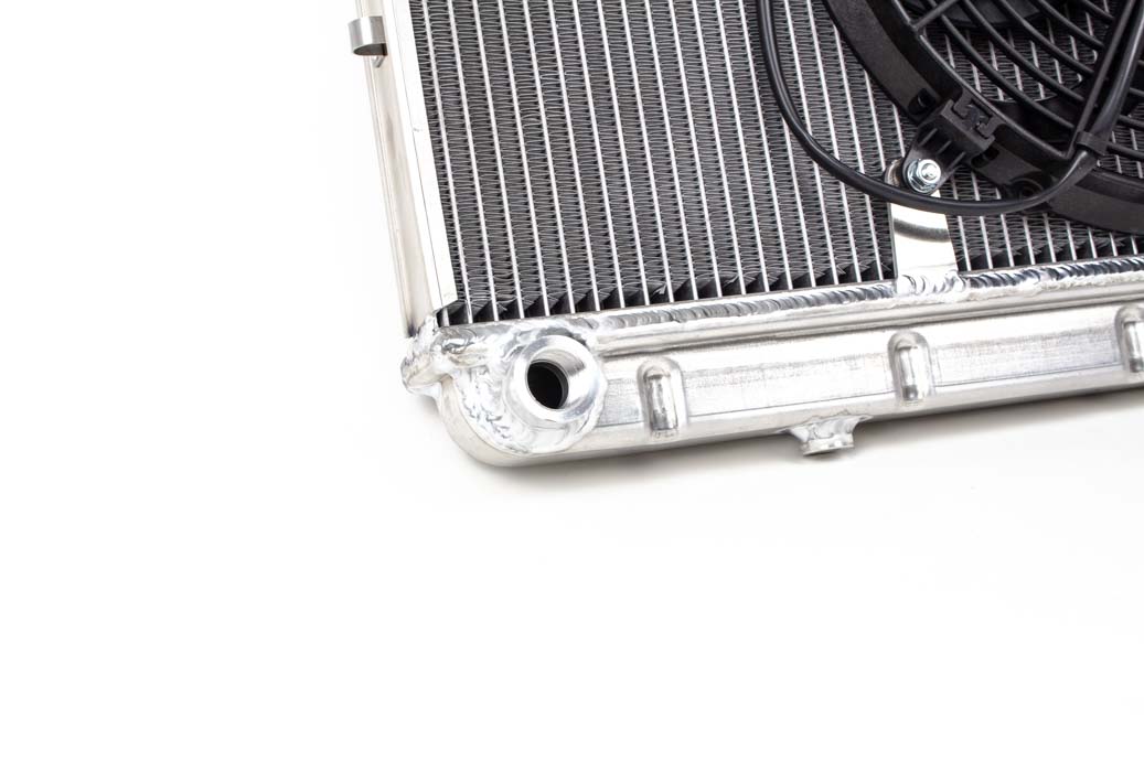 Hochleistungskühler Aluminium inkl. SPAL-Lüfter für Alfa Romeo Spider Fastback Typ 105 / 115 – Natur