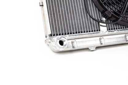 Hochleistungskühler Aluminium inkl. SPAL-Lüfter für Alfa Romeo Spider Fastback Typ 105 / 115 – Natur