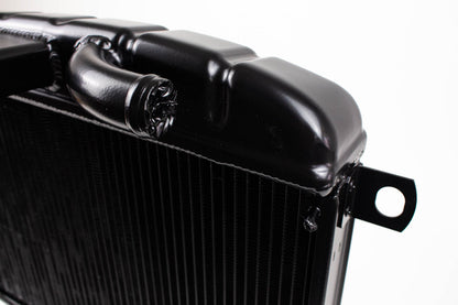 Alfamaster Aluminium-Hochleistungskühler Alfa Romeo Spider Fastback / Rundheck Typ 105, schwarz ohne SPAL-Lüfter – Produktansicht 4