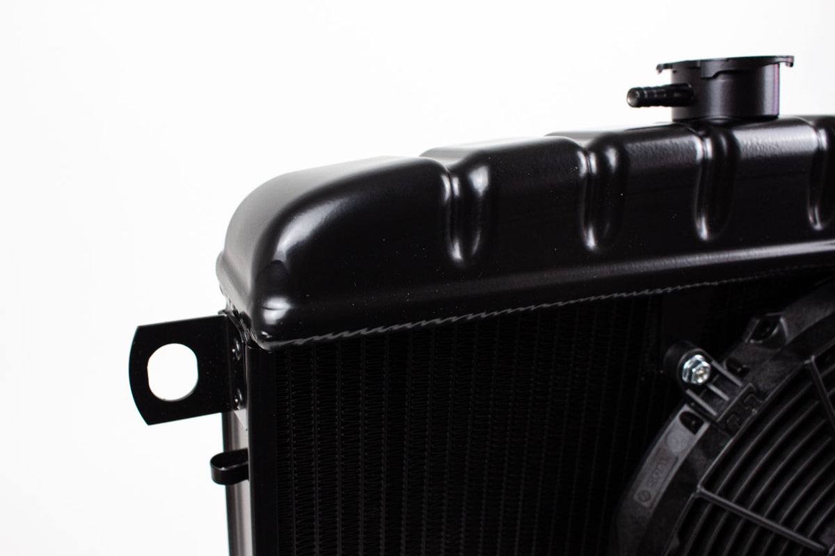 Hochleistungskühler Aluminium inkl. SPAL-Lüfter für Alfa Romeo GT Bertone 2. Serie Typ 105 – Schwarz