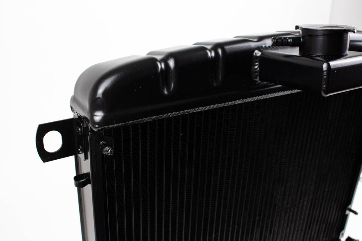 Alfamaster Aluminium-Hochleistungskühler Alfa Romeo Spider Fastback / Rundheck Typ 105, schwarz ohne SPAL-Lüfter – Produktansicht 6