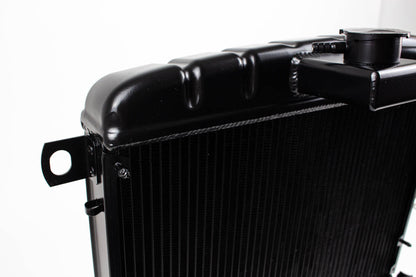 Alfamaster Aluminium-Hochleistungskühler Alfa Romeo Spider Fastback / Rundheck Typ 105, schwarz ohne SPAL-Lüfter – Produktansicht 6